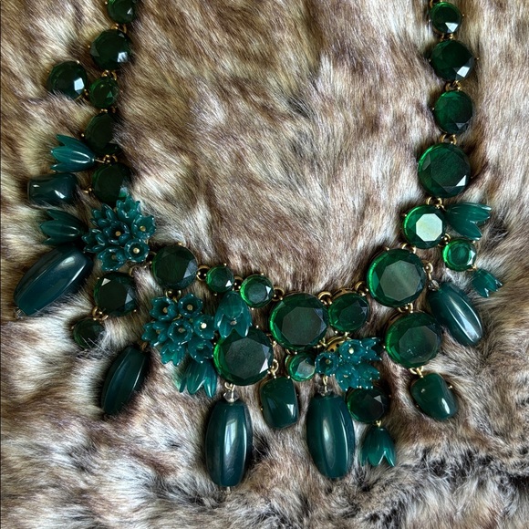 Elegant Green Statement Necklace - Picture 6 of 13